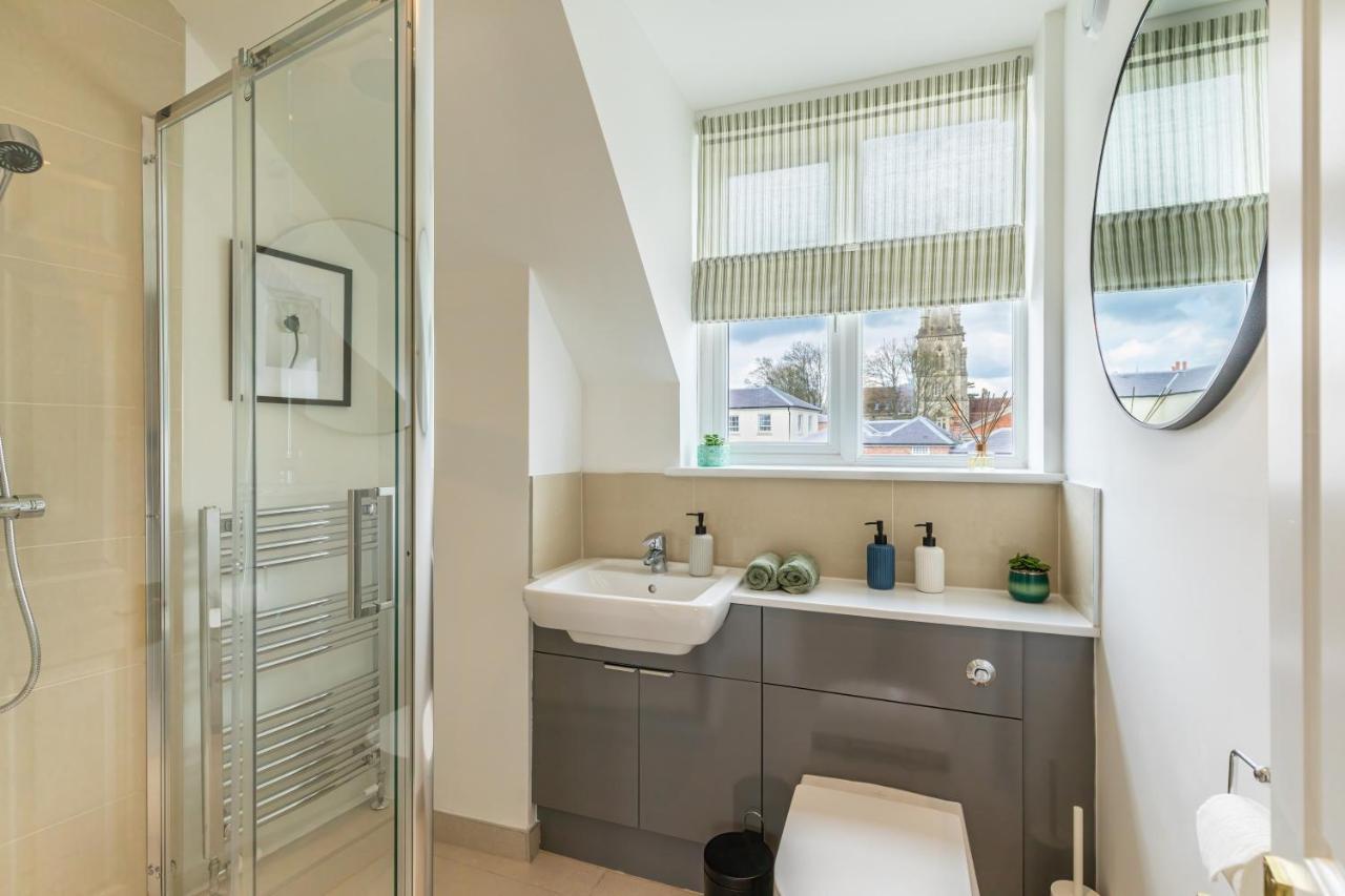 4 Bed City House With Private Garden And Parking Winchester Kültér fotó