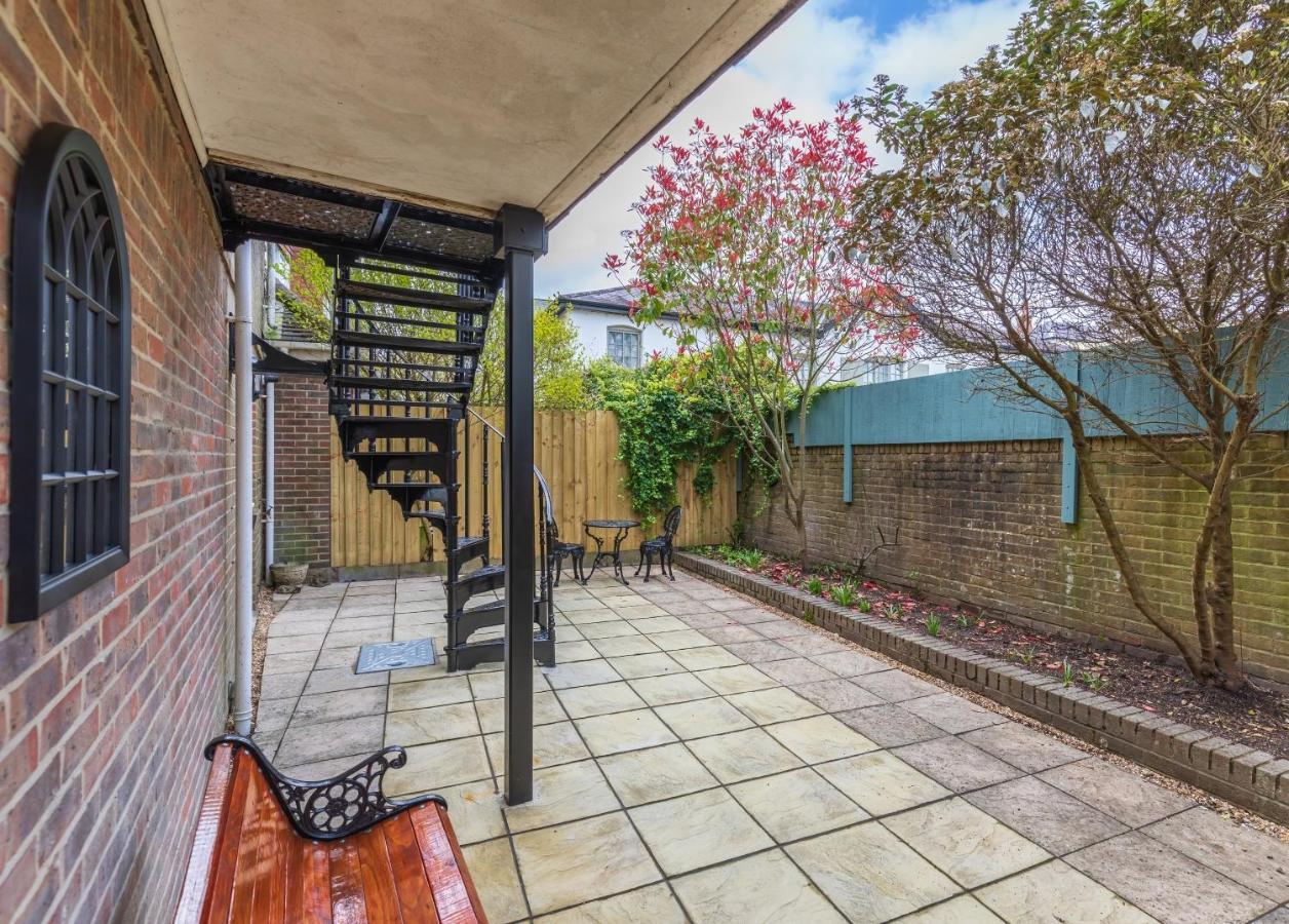 4 Bed City House With Private Garden And Parking Winchester Kültér fotó