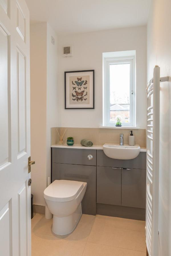 4 Bed City House With Private Garden And Parking Winchester Kültér fotó