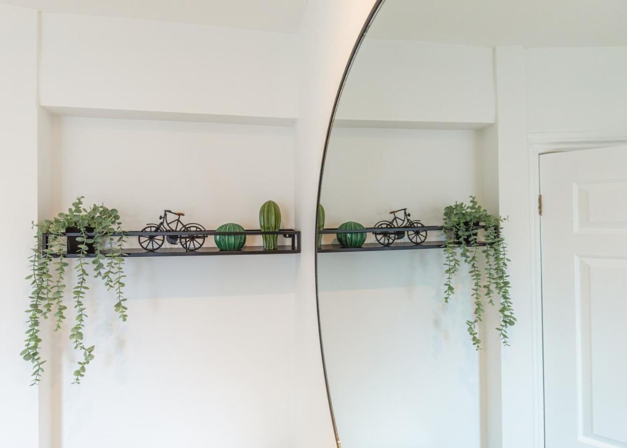 4 Bed City House With Private Garden And Parking Winchester Kültér fotó